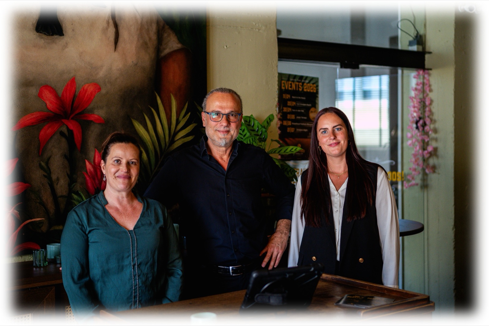 Das Team der Joe Peña's Franchisezentrale — Fotios, Lena und Liana